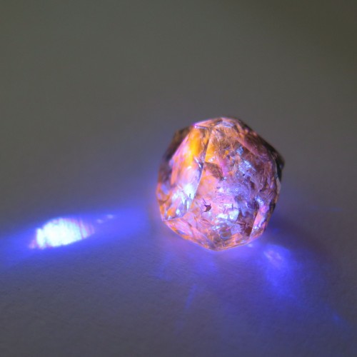 Anza_grossuler_uv Tanzanian Grossular Garnet